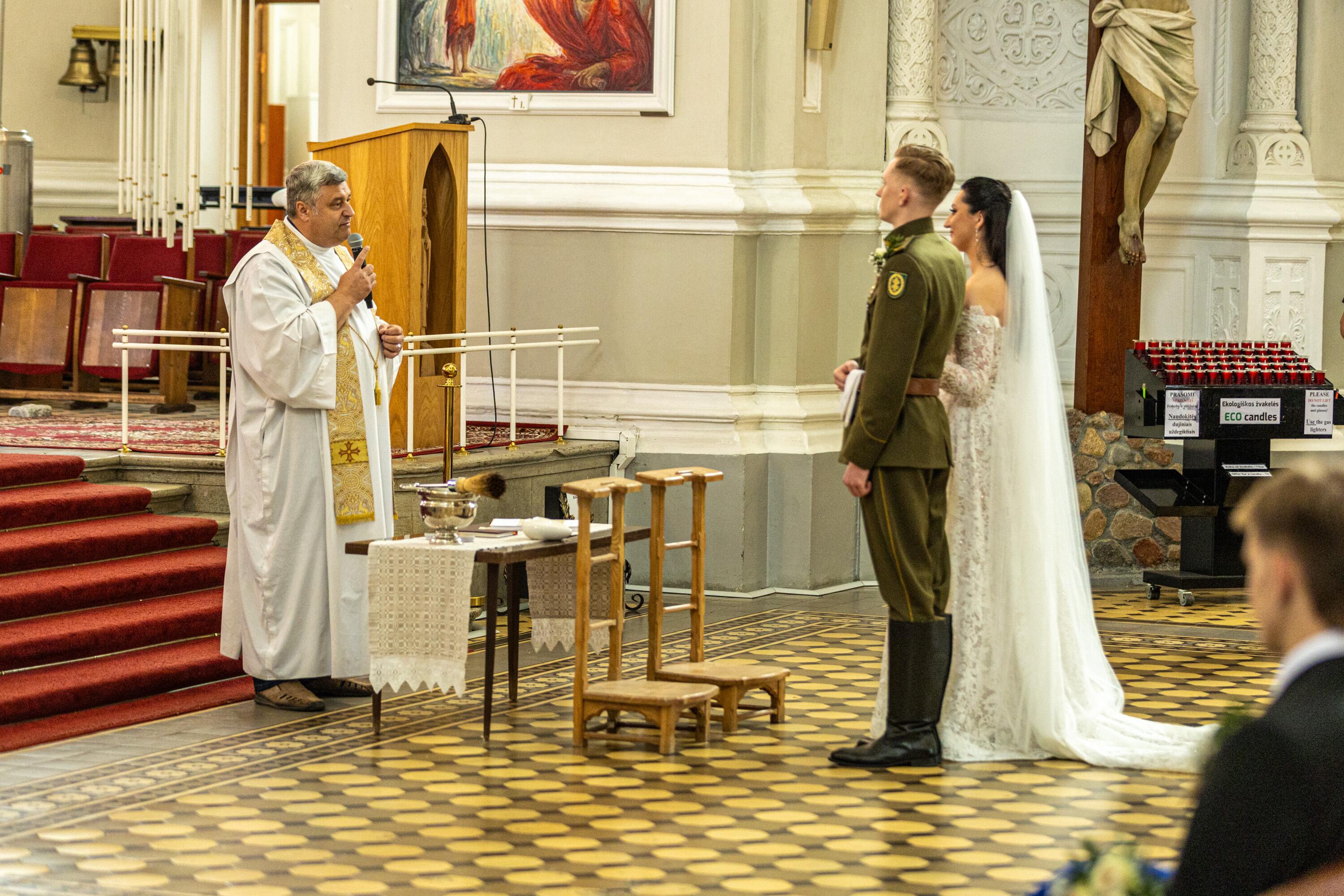 Ceremonija: Marijos ir Pauliaus santuoką palaimino Kauno Šv. arkangelo Mykolo bažnyčios kapelionas mjr. Tomas Karklys.