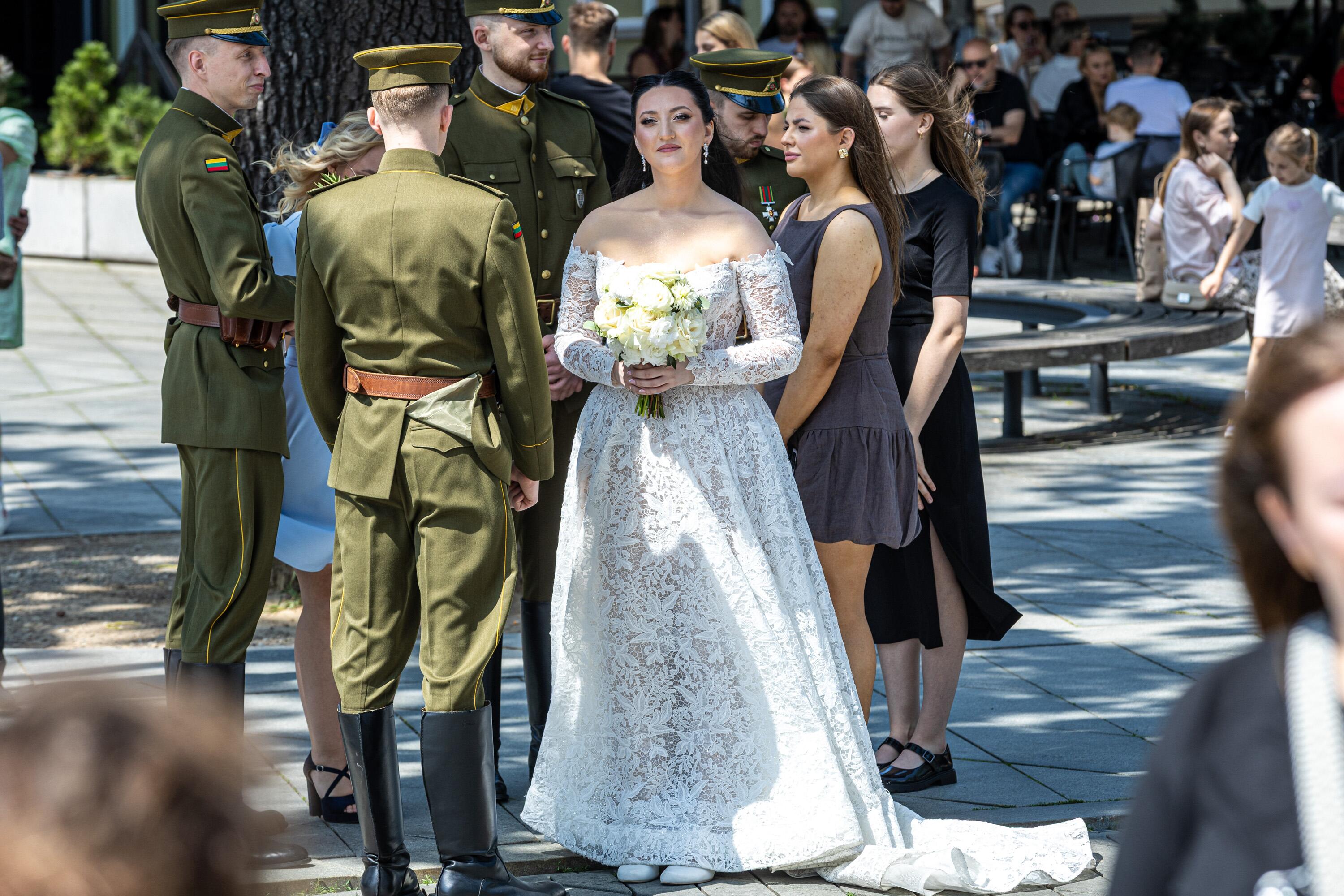 Sutarė: diskusijų dėl vestuvių aprangos nebuvo – ir Paulius, ir Marija norėjo šaulio uniformos.