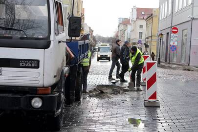 Variantas: Tiltų gatvės visam transporto srautui nenorima atverti, kad po to nereikėtų jos kapitaliai remontuoti.