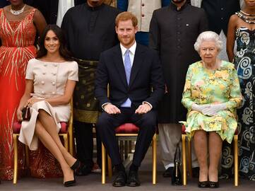 Sasekso kunigaikštienė Meghan (kairėje), Princas Harry (viduryje), Karalienė Elizabeth (dešinėje)