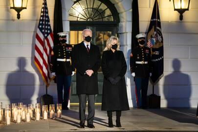 Joe Bidenas (kairėje), Jill Biden (dešinėje)