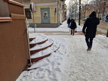 Požiūris: vienų įstaigų prieigos nuvalytos iki plytelių, kitų laiptus dengia kauburiai sniego.