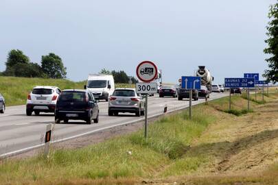 Kamšatys: Liepų gatvėje automobiliai stovi spūstyse dažniausiai dėl kitų vairuotojų neatidumo – rėžęsi į kitos mašinos galą veikėjai nepripažįsta kaltės.