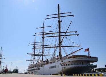 Puošmena: klaipėdiečiai ir svečiai galėjo pasigėrėti tristiebiu kruiziniu burlaiviu „Sea Cloud Spirit“.