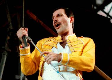 1946 — Zanzibare gimė grupės „Queen“ vokalistas Freddie Mercury.