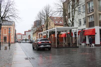 Ginčas: kavinės „Miražai“ terasos likimą nulems naujoji tvarka, kurią rengia savivaldybė. Verslininkai du mėnesius nereaguoja į nurodymą išardyti terasą.