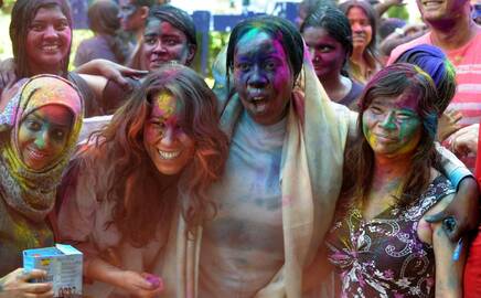 Milijonai indų pirmadienį švenčia populiarų hinduistų festivalį Holi