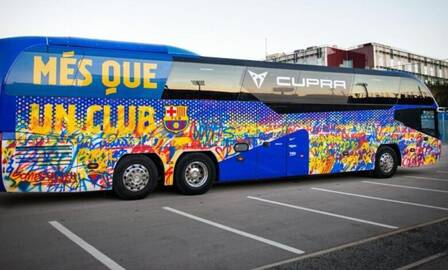 Kūryba: „Barcelonos“ klubo autobusą legaliai išmargino grafičių entuziastai.