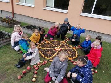 Gamtoje: jei tik geras oras, laiką po pietų vaikai leidžia lauke.