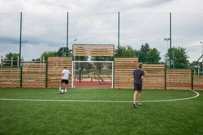 Atnaujino: Raudondvario gimnazijos mokiniai sportuos atnaujintame aikštyne.