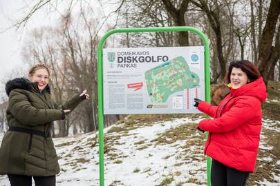 Susitelkė: steigiant diskgolfo parką, jėgas suvienijo L.Mišeikienės (dešinėje) vadovaujama Domeikavos seniūnija ir Domeikavos kaimo bendruomenės centras, kurios pirmininkė yra R.Butkuvienė.