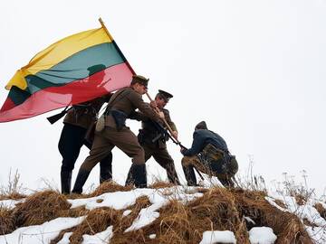 Jausmai: atkurdami nepriklausomybės kovų Lietuvos kariuomenės uniformą vyrai žadina patriotinius jausmus.