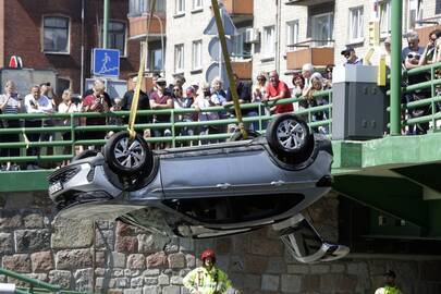 Iškėlė: vakar pavakare amerikiečio kario išsinuomotas automobilis buvo iškeltas iš Dangės upės.