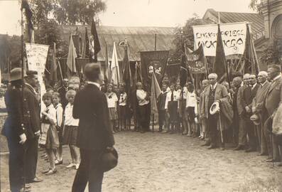 Šviesuoliai: Kauno miesto pradinių mokyklų šventė. Dešinėje centre su skrybėle rankoje stovi J.Damijonaitis. Kaunas, 1926 gegužės 30 d.