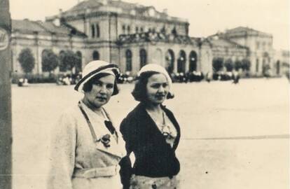 S.Nė­ris su A.Didžiulyte-Kazanavičiene. Kauno stotis. 1934 m