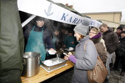 Populiaru: kasmet Teatro aikštėje nusidriekia ilga eilė norinčiųjų pasivaišinti žuviene ir kareiviška koše.