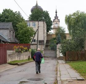 Iš Naujosios Vilnios benamius valdininkai pasirinko laikinai perkelti į Naujininkuose stūksančius pastatus grotuotais langais.