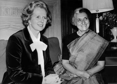 1984 m. trys apsaugoje dirbę sikhų ekstremistai nužudė Indijos premjerę Indira Gandhi (dešinėje)