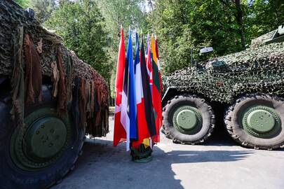 Galimybė: su Lietuvos Vyriausybės leidimu Lietuvos piliečiui atlikus tarnybą NATO ar ES valstybėje ir tai pagrindus dokumentais, karo prievolininkui privalomoji pradinė karo tarnyba yra įskaitoma.