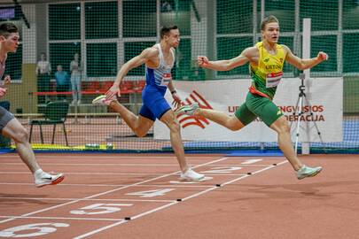 Greičiai: A. Dambrauskas (dešinėje) 60 m bėgimo finale aplenkė olimpietį G. Truskauską.