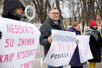 Protestas: A. Gelžinis prie prezidentūros piktinosi, kad Aplinkos ministras nepagrįstai atleido darbuotoją.