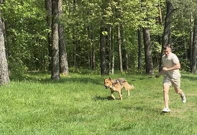 Kompanionai: klaipėdietis Rokas pasauliniame sekmadienio bėgime dalyvavo su savo keturkoju bičiuliu šunimi Grikiu.