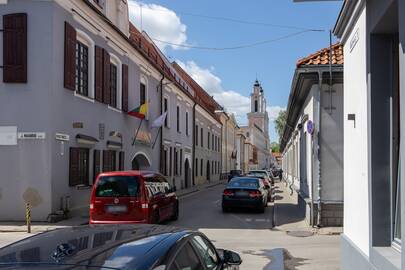 Pasiūlymas: visas Senamiestis turėtų būti priskirtas raudonajai zonai, kurioje automobilio stovėjimas valandą kainuotų 2 eurus.