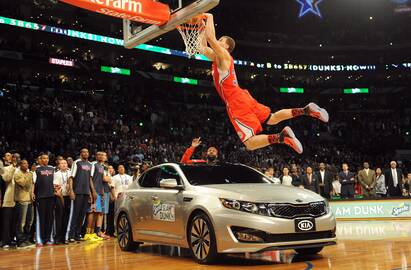 Akrobatika: 2011-aisiais NBA „Visų žvaigždžių“ šventėje kamuolio dėjimo į krepšį konkursą laimėjęs B. Griffinas peršoko per „Kia“ automobilį.