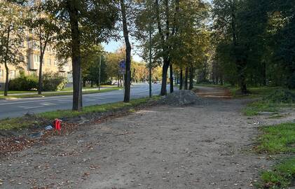 Sustabdė: remontuojamo šaligatvio darbai šiuo metu nevyksta dėl lietaus nuotekų tinklų įrengimo.