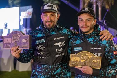 Bendražygiai: ralio „Abu Dhabi Desert Challenge“ trofėjai – komandos „CFMOTO Thunder Racing Team“ sportininkų A. Kanopkino (kairėje) ir G. Martinezo rankose.