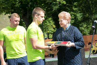 Parolimpiečių išlydėtuvėse D. Grybauskaitė Lietuvos vėliavą įteikė plaukikui E. Matakui, kuris trispalvę neš Rio parolimpinių žaidynių atidaryme.