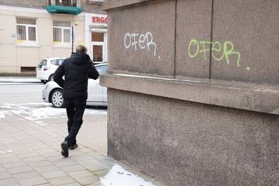 Vandalizmas: net pačiame miesto centre vandalai sugeba sudarkyti pastatų sienas ir likti nepastebėti.