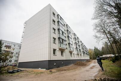 Šalia: Karmėlavoje atnaujinami du kaimyniniai – 6-asis ir 8-asis – Vilniaus gatvės namai.