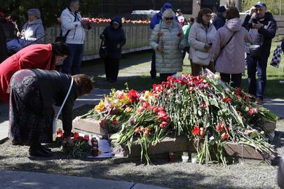 Pasiruošimas: pernai gegužės 9-ąją prie sovietų karių kapų susirinko dešimtys klaipėdiečių.