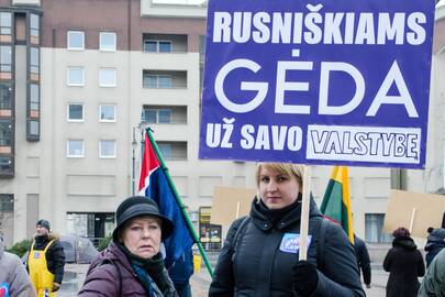 Plakatai: rusniškių desantas į piketą Vilniuje ruošiasi ne pirmą kartą. 2017 m. piketuojantiems salos gyventojams pavyko išsireikalauti, kad Rusnėje iškiltų estakada.