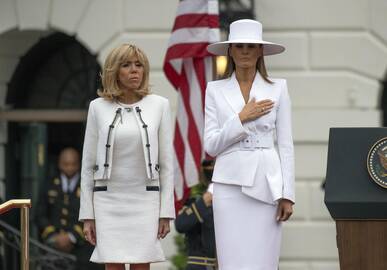 Brigitte Macron (kairėje) ir Melania Trump 