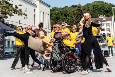 Kartu: menininkų ir bendruomenės vykdomi projektai sugriauna atskirties sienas.