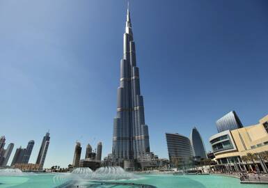 2011 metais Dubajuje pradėjo veikti „aukščiausiai pasaulyje“ esantis restoranas — 422 metrų aukščio pastato „Burj Khalifa“ 122-jame aukšte.