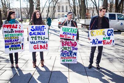 Faktas: vienas efektyviausių ir vaiko psichinei sveikatai geriausių būdų išlaikyti santykį su abiem tėvais bei užkirsti kelią tėvų atstūmimui ankstyvose jo stadijose – lygiavertė tėvystė.