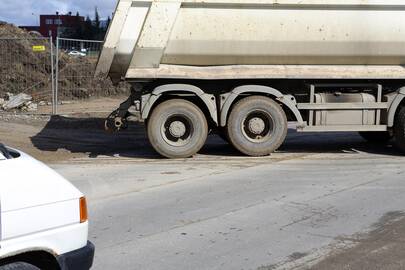 Teršėjai: važiuojamosios kelio dalies teršėjams administracinio nusižengimo protokolus gali surašyti policijos, muitinės, Lietuvos transporto saugos administracijos, savivaldybių pareigūnai.