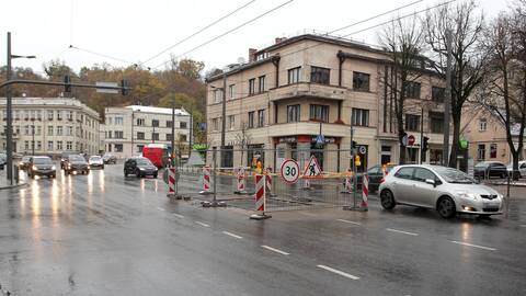 Dėmesys: kauniečius nerimą kelia ir vėl atsivėrusi duobė Vytauto prospekte.