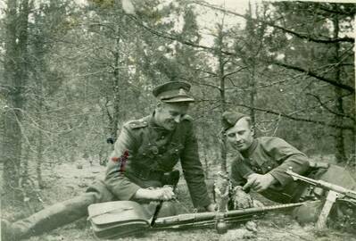 1946 m.: A.Ramanauskas-Vanagas su A.Perminu-Jūrininku Bingelių apylinkėse su ūgtelėjusiais vanagiukais.