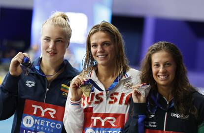 R. Meilutytė (iš dešinės), J. Jefimova, A. Castiglioni 