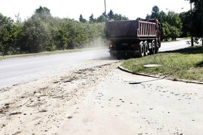 Klaipėdiečiams užkliuvo vežamas dumblas