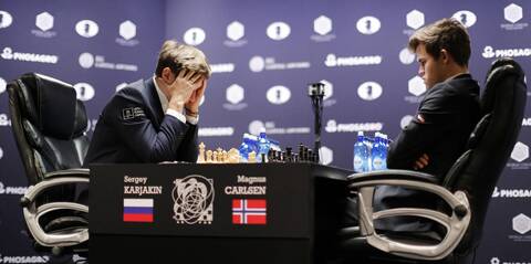 Sergejus Karjakinas ir Magnusas Carlsenas.