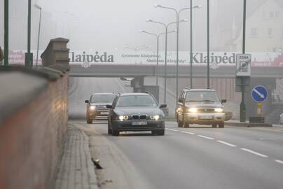 Po viaduku Herkaus Manto gatve važiuojantys vairuotojai turi būti atsargūs, nes mašinų langus daužantys chuliganai jau vėl ėmėsi akmenų.