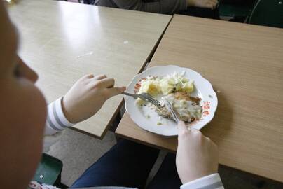 Pagalba: keli šimtai jaunųjų klaipėdiečių nuo rugsėjo ugdymo įstaigose gaus nemokamą maitinimą arba pasinaudos parama mokinio reikmenims įsigyti.