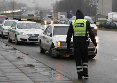 Tris dienas vykę policijos reidai neatvedė į protą taksi vairuotojo, šis prie vairo sėdo girtas.