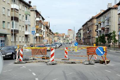 Trukdis: beveik per visą sankryžą išsiplėtusi duobė gyventojus į darbus išveja anksčiau.