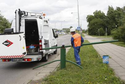  Pasviro: visą ilgąjį savaitgalį Smiltelės gatvės gyventojai su siaubu stebėjo grėsmingai pakrypusį stulpą.